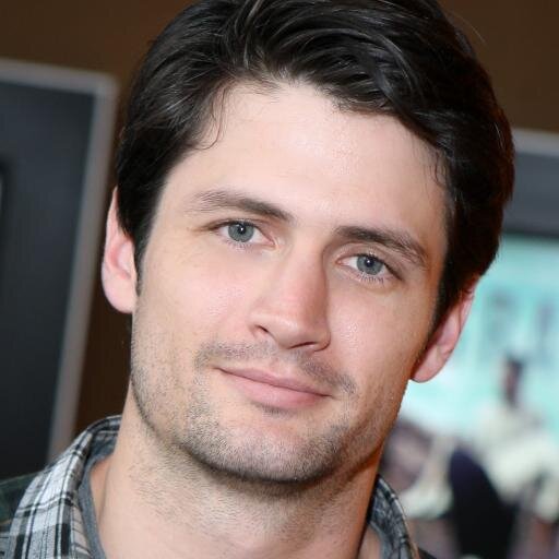 28 Years Old. Professional Chef & Owner of La Belle Dame. Married to @NatalieNorthmn. Bonded to @PamelaNorthmn & @ErikLeifNorthmn. [AU TB-RP OC] 18+