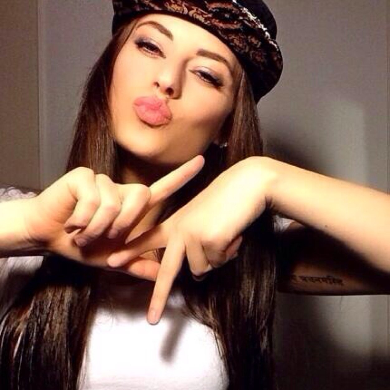 Hey this is the new official Hannah Stocking twitter fan page. This is for those of you who like Hannah! I am a dude! So dont ask....follow me on instagram!!!