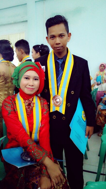Bahagia itu sederhana.. 
Cukup melihat orang-orang yang kita sayang tertawa bahagia.. 
Apalagi kalau kita yang menjadi alasan kebahagiaan mereka #syalala