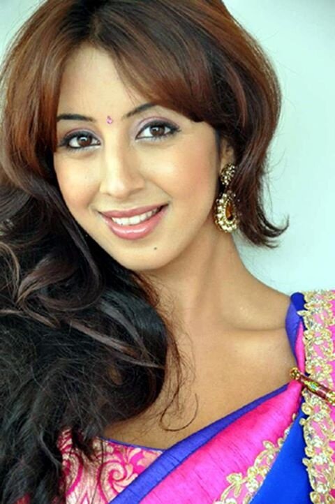 VEENACR's profile picture. I LOVE MY LIFE AND I LOVE TO SPREAD HAPPINESS :D I follow back....so pls ask:)