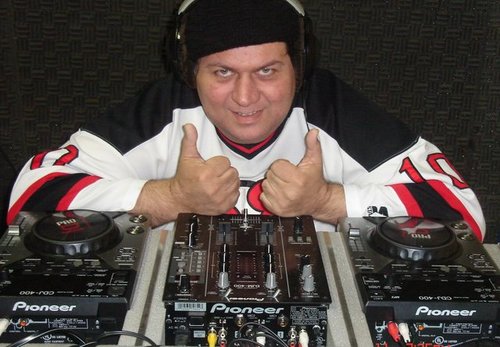 Sou DJ a 32 anos, começei com LPs e Fitas K-7, depois vieram CDs e MDs, e hoje nas Baladas, faço agitos com MP3 e Pendrives; A TECNOLOGIA EVOLUIU COMIGO!!!