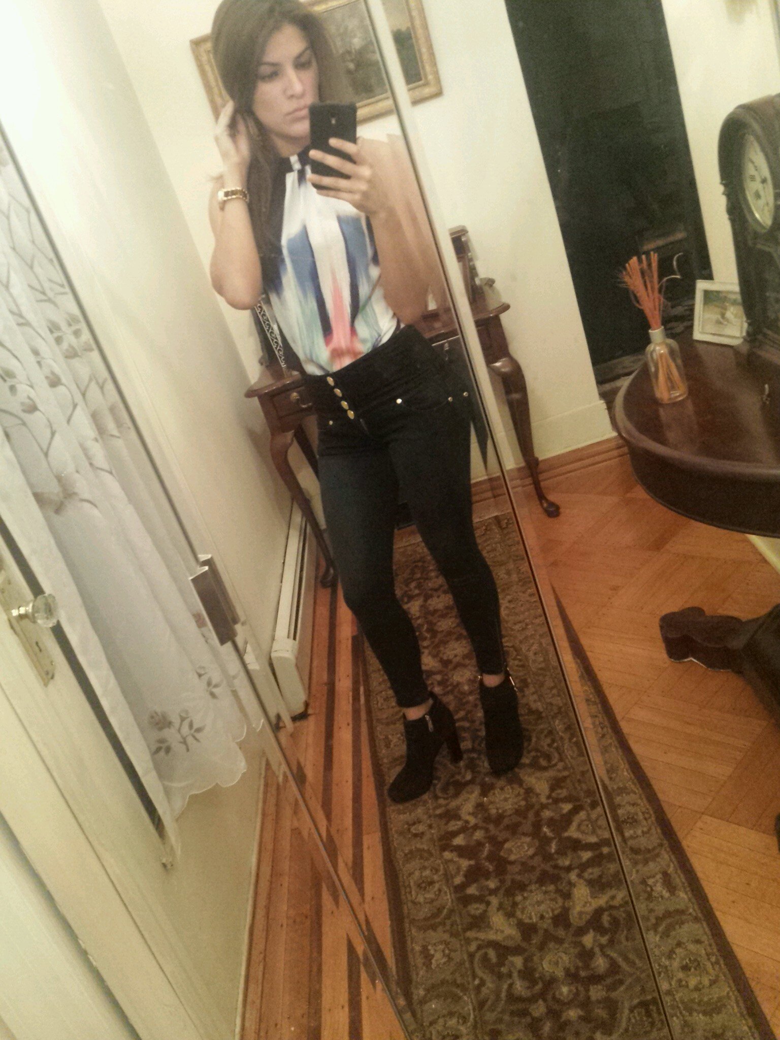 _lbridson's profile picture. Im not even interested, is what her body language would say.