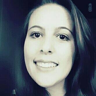 Amo chocolate, adoro animar as pessoas, sou viciada em internet, sou corajosa e divertida. Sou feliz desse geito.