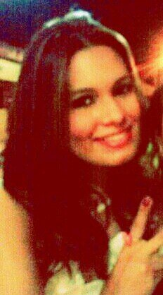 Debaixo da maquiagem e por trás do meu sorriso, eu sou apenas uma menina que deseja o mundo