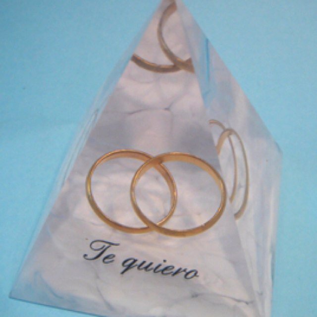 Empresa de artesanía. Regalos originales personalizados para bodas y todo tipo de eventos. Pirámides con fotos. Visítanos en:
