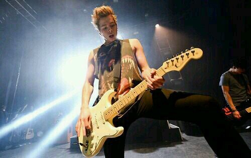 FOLLOW @Loourdesmm PLEASE, SHE WILL FOLLOW YOU BACK