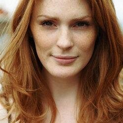 A fearless magazine editor & a lover of all things sparkly & no, I'm not Julianne Moore.