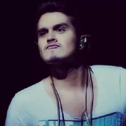 - Boi, Boi, Boi boi da cara preta eu amo o cantor mais bonito do planeta ♫