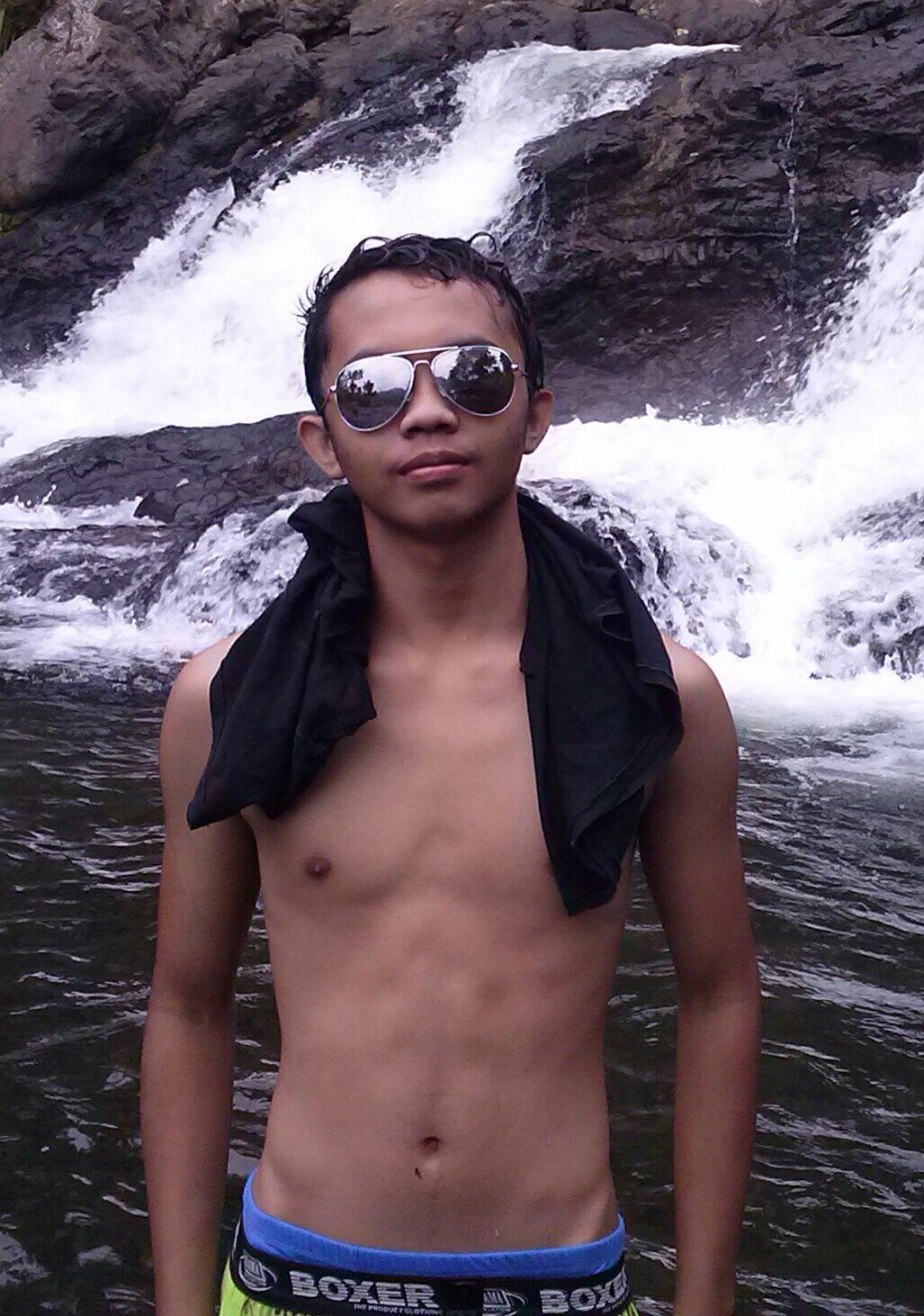 who follow me for sure I follow back
Siapa yang follow saya pasti saya
follow back :100% follow back