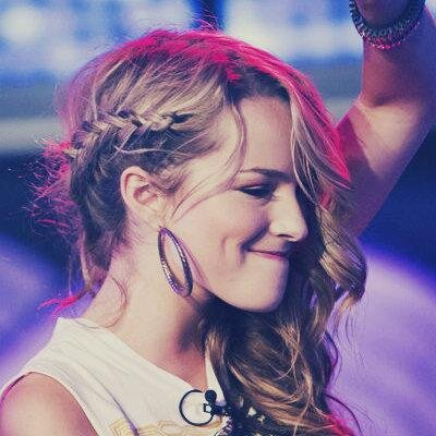 17. Rubia pero no tonta. Tímida y risueña. Enana de Liam. Enamorada de Jaime. Con ganas de pasarlo bien. Me gusta cantar.