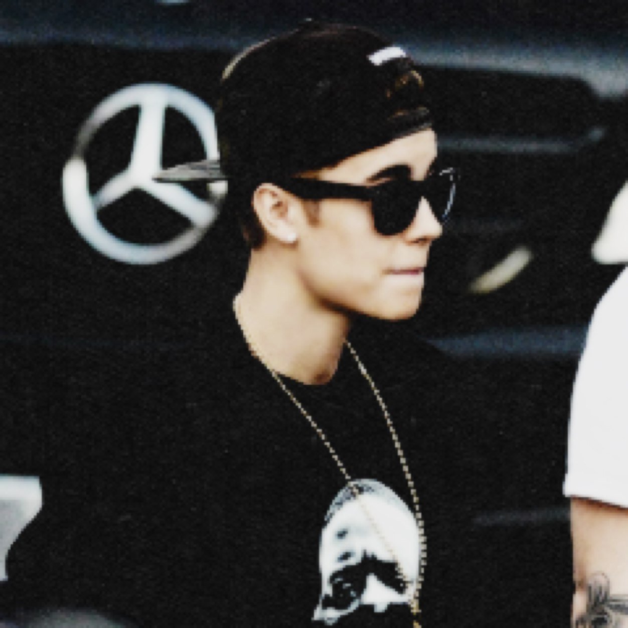 I JUST GAVE YOU FREE FOLLOW! :) PLEASE GO FOLLOW @iRockinBizzle THANK YOU SO MUCH :)