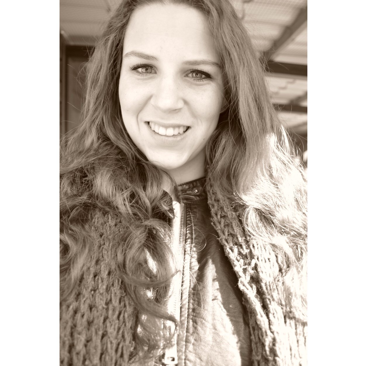 Romylysannex's profile picture. There is only one kind of love, but there are a thousand imitations.

be unique, be you