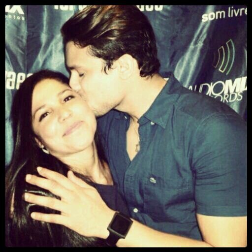 Deus acima de Tudo!! Amo muuito a minha Família
e sou Super fã do dono da voz mais linda do Mundo @IsraelNovaes seguidaporele17♥02♥13