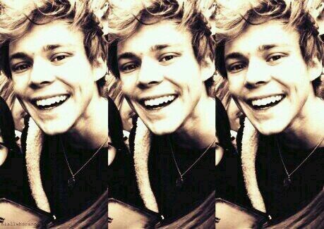 #5SOSfam @Ashton5SOS @Calum5SOS @Michael5SOS @Luke5SOS made my life. Drummer as boyfriend xx.