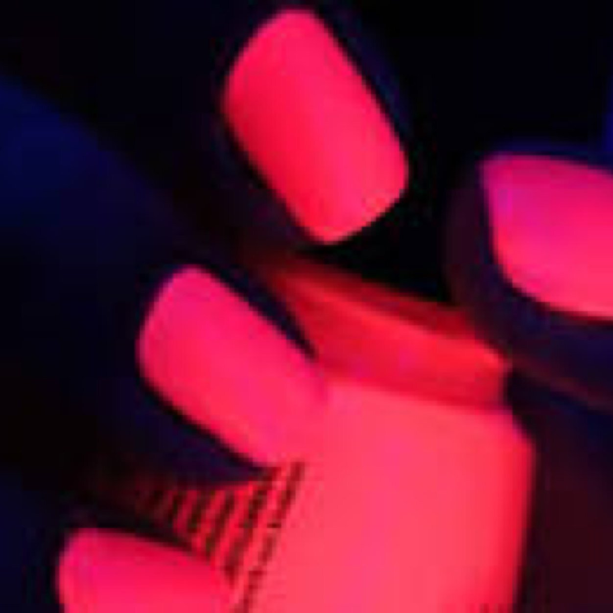 Por fin los pintauñas fluorescentes llegan a sevilla para que brilles con luz propia! Consulta por correo o MD sin compromiso :) fluosevilla@gmail.com