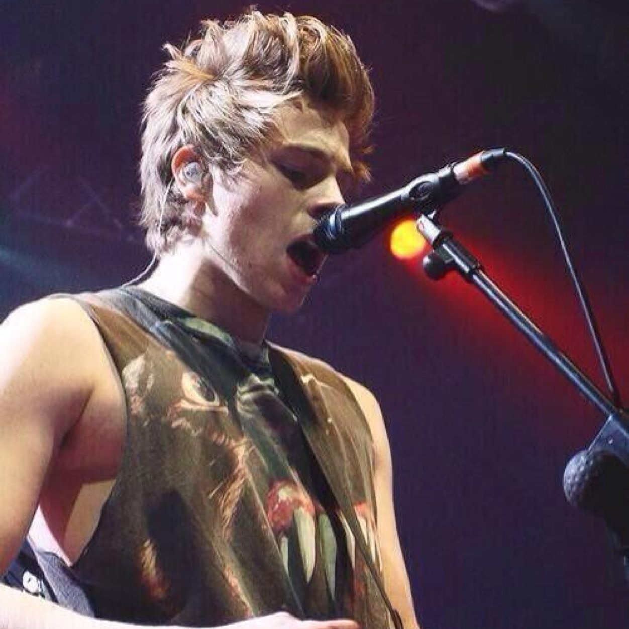 RT THIS LINK THEN ASK @hooliganhemmo FOR A DM TO LUKE HEMMINGS https://t.co/GWfOnizeSN
