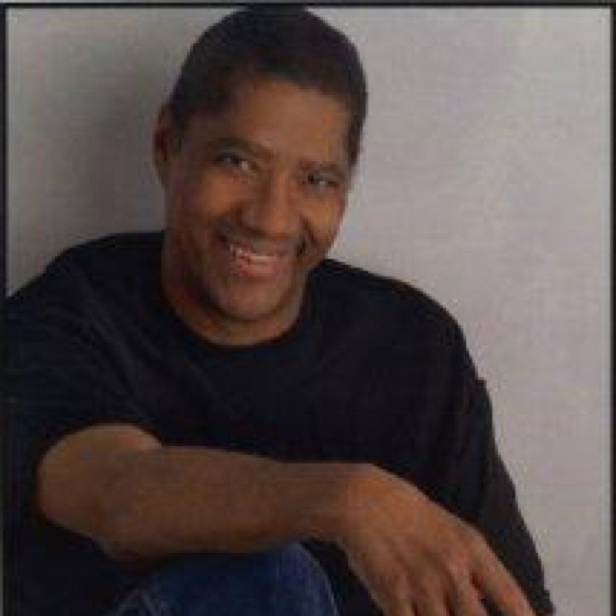 laryacts's profile picture. 