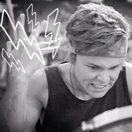 if u see this follow @fIanneIirwin and tweet her 'ashton is a sexy piece of ass'