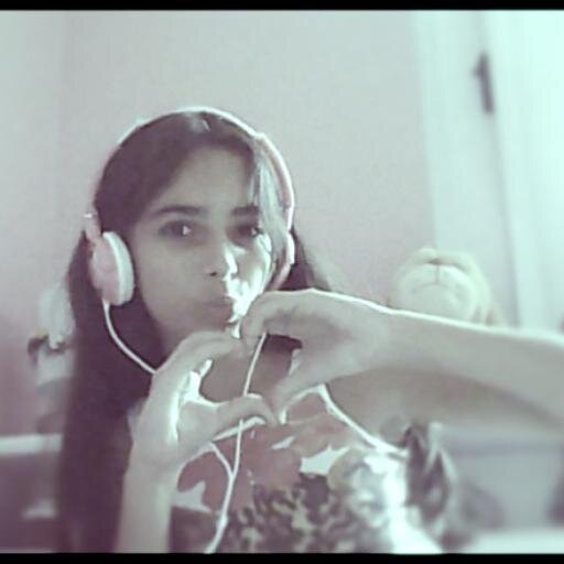 Sou a princesa Aninha, no alto do meu castelo.Não tenho tranças pra jogar mas tenho e -mail e celular.
