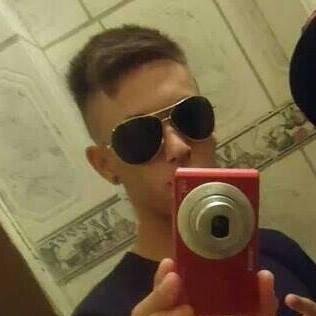 É meu defeito, eu bebo mesmo
Beijo mesmo, pego mesmo
E no outro dia nem me lembro.
É tenso demais!