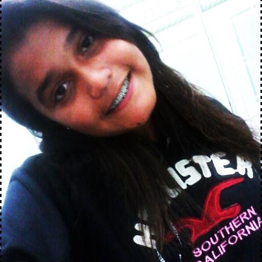 Sou menina, escuto rap, falo palavrão, não ando com as melhores roupas, meu cabelo é rebelde, maloqueria mesmo e apaixonada. idaí?