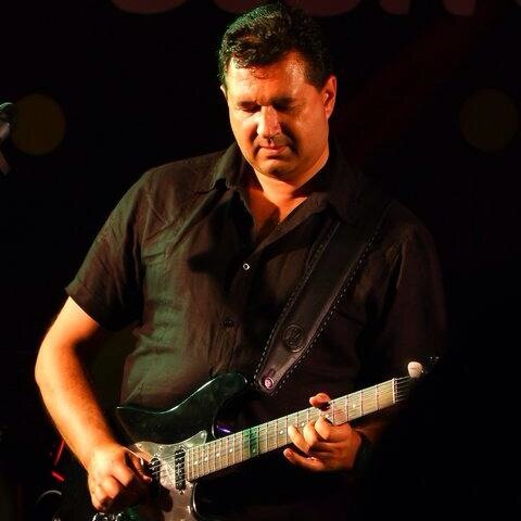 Manager & Muzikant, Genealoog & Gitarist, Fotograaf & Fantast. Management & Music, Genealogy & Guitars, Photography & Fantasy.