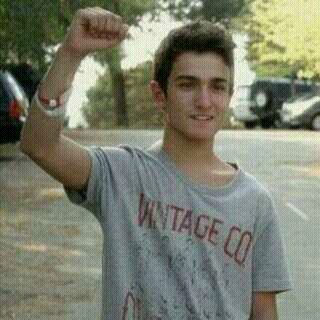 Somos el fan club de Ignasi el guapo de los pulseras. Las guapitas de ignasi y las rymeristas de rym nuestros idolos