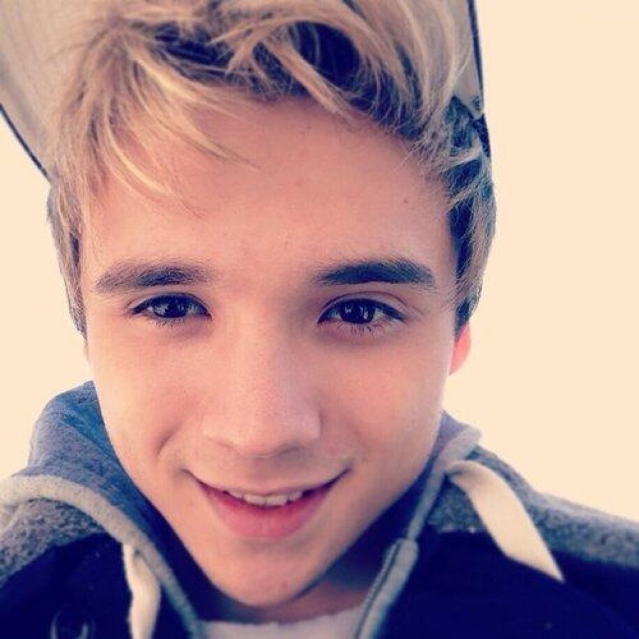 •No i am not Niall Horan .•Blonde•20•Single•Friendly •awesome •Bisexual•Lauren & Brady are better than you .