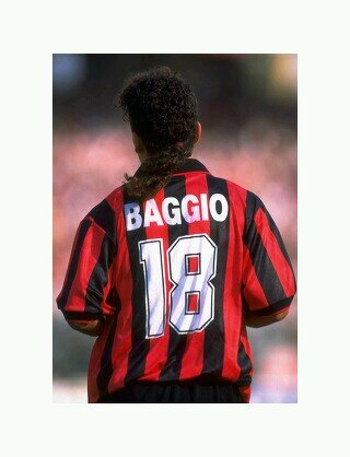 ミランを知った89年　欧州サッカーとはミランだった　オーナーは野心溢れる伊のメディア王、監督は新進気鋭の戦術家、世界最高のリベロがDFを統率し、カピタンの系譜を継ぐ若きミランの魂が左サイドを躍動、黒いチューリップが縦横無尽にピッチを切り裂き、ユトレヒトの白鳥が優雅にゴールを決める　彼らはまさに悪魔だった