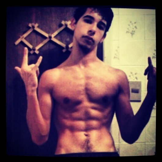 sou praiero,skatista,compositor,grafiteiro e agora modelo *--*