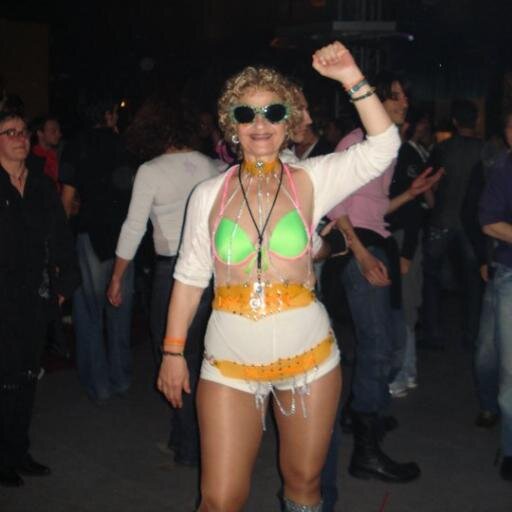 angela favolosa cubista || mi piace ballare, i giovani, il sesso l'alcool, l'erba e la droga || sono solo la nonna di lukas, voi altri chiamatemi bomba sexy.