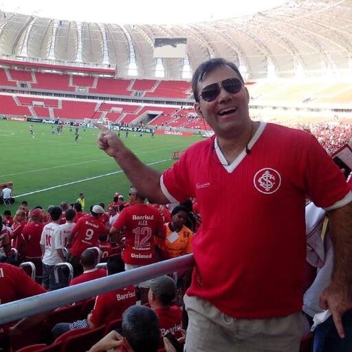 Economista, Colorado, curto gastronomia, música etc, aqui bom humor é bem vindo, pra mau humor receito Lítio:), de Porto Alegre!