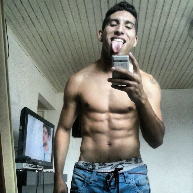 MauuOliveira's profile picture. Entao me abrace não discuta , me beije  kkkkkk