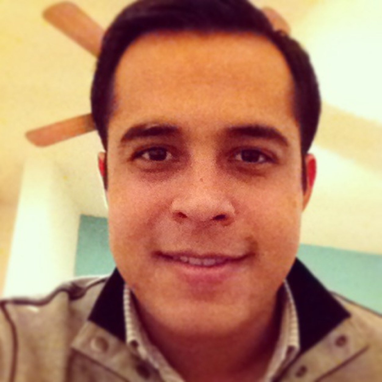 Tamaulipeco, Ingeniero, MBA, Política Liberal. (Un hombre no llega a su fin cuando ha sido derrotado, llega a su fin cuando se rinde).