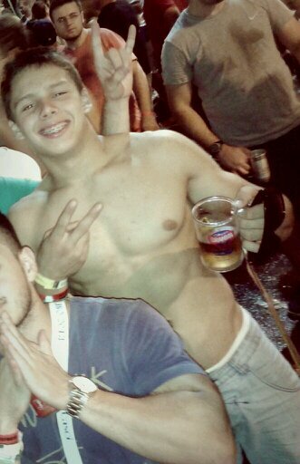 Se a vida colocar coisas no seu caminho, ponha na barra e faça supino com ela! http://t.co/KVaFEIgMHO
