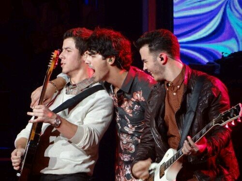 miley cyrus , demi lovato y los jonas brothers dominan mi  loco mundo