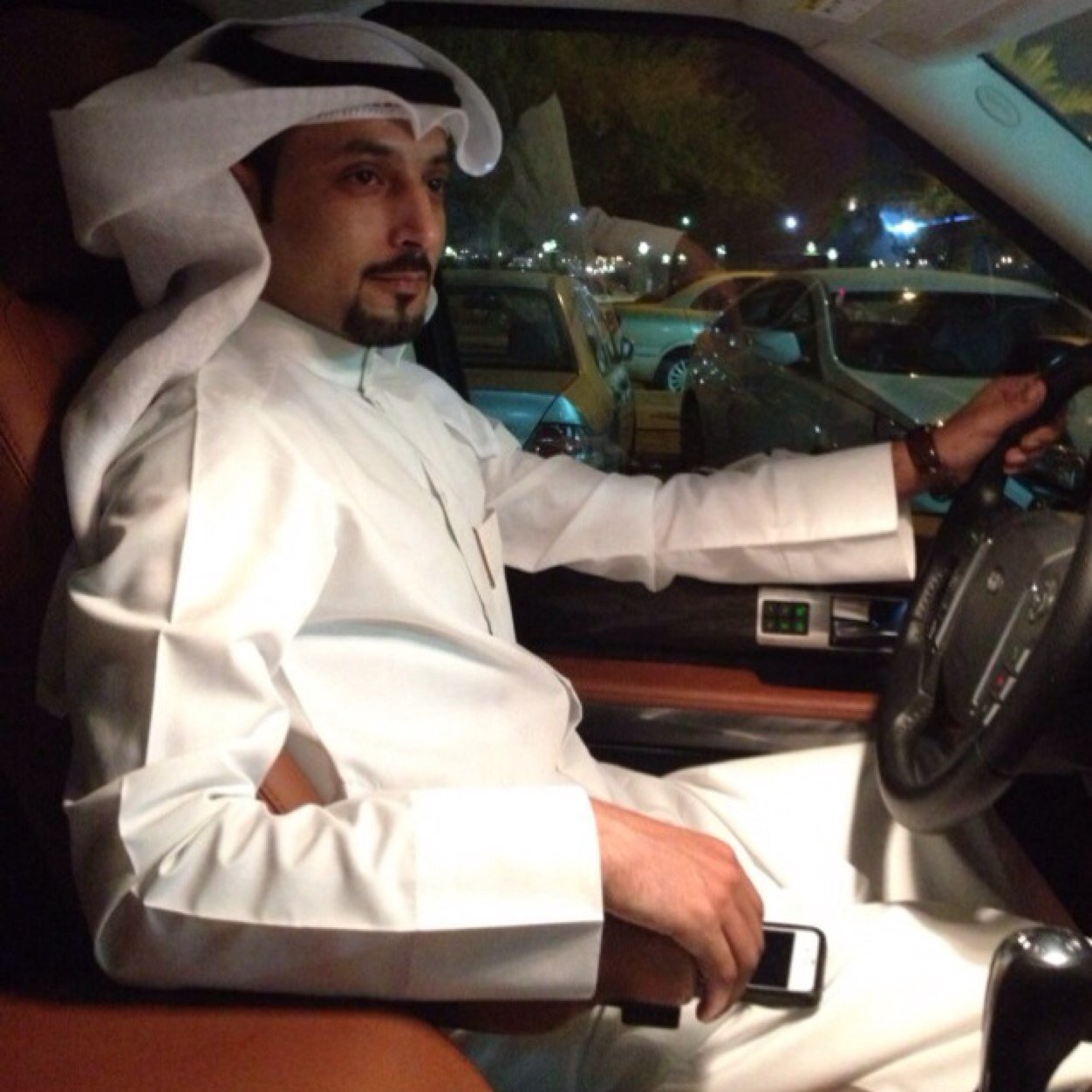 طيب القلب وسياسي أحياناً عبيط اذا يتسنى لي ذلك حاصل على شهادة من المدرسه اللي ورا بيتنا