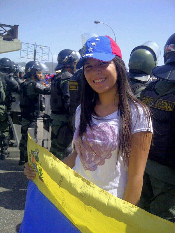 Estudiante de Derecho de la UCV. democrata al 100%, amante de la justicia, la verdad, la naturaleza y el arte. venezolana con orgullo.