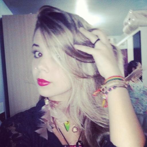 Ignore o que te faz sofrer, abrace o que te faz feliz.