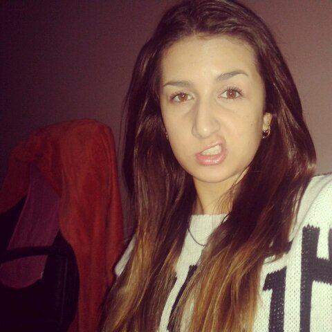 Hi! I'm Rafaela I'm 14 ,I make videos on vine my name is Rafa Nora ,my instagram is RafinhaNora ,my ask @RafaelaNora ,kiss ♡