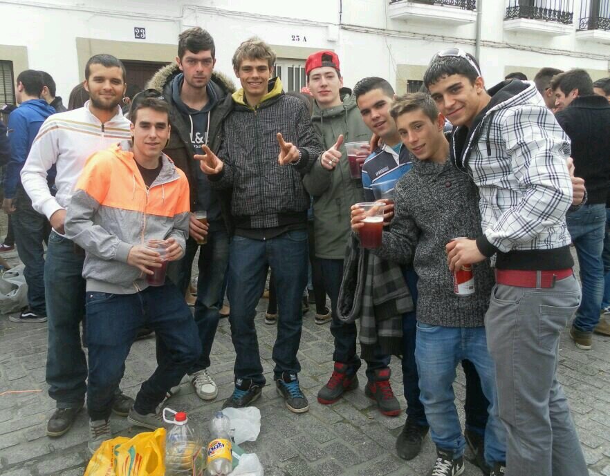 Llevo 18 aňazos pasandomelo dpm con mi jente :) No tienes la edad para comerte la cabeza, vive la vida =))