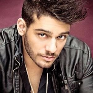 Quando penso em você, é como se eu estivesse tocando o céu, imediatamente vejo em seus olhos o brilho das estrelas. sinto em seu sorriso... 04/03/14 @Lucaslucco