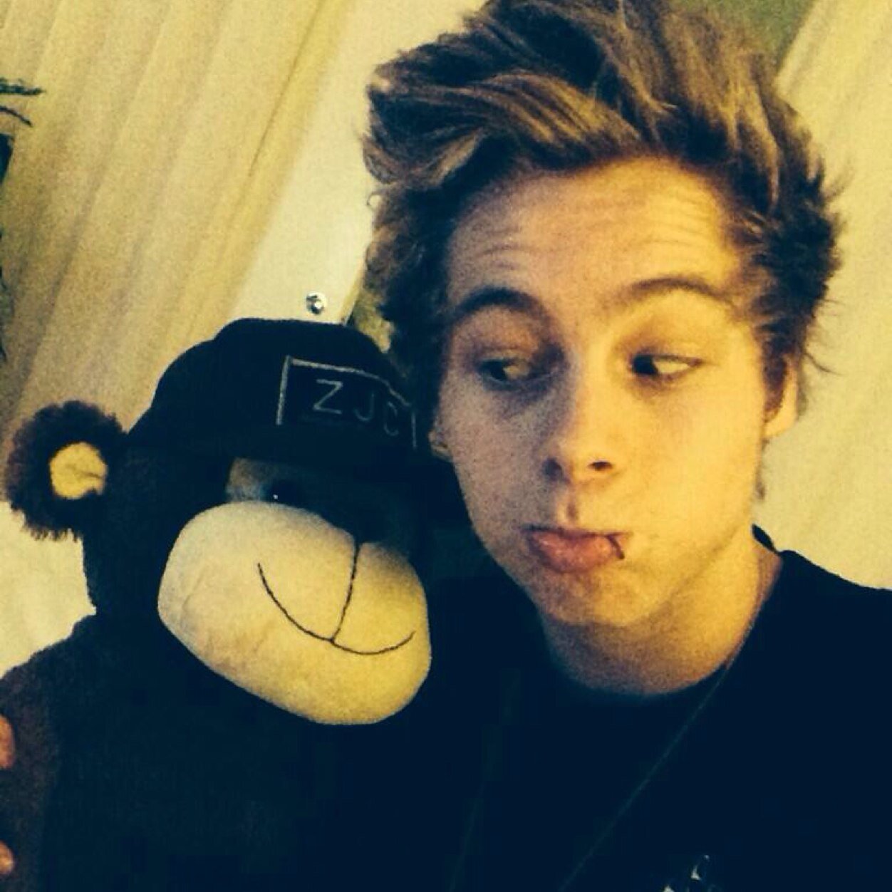 australian fan∞ janoskians{0/5}, 5sos{0/5 - including @5sos} One Direction{0/5} soon-to-be author, recovering self harmer{thanks to them^} guitar is life★ :---)