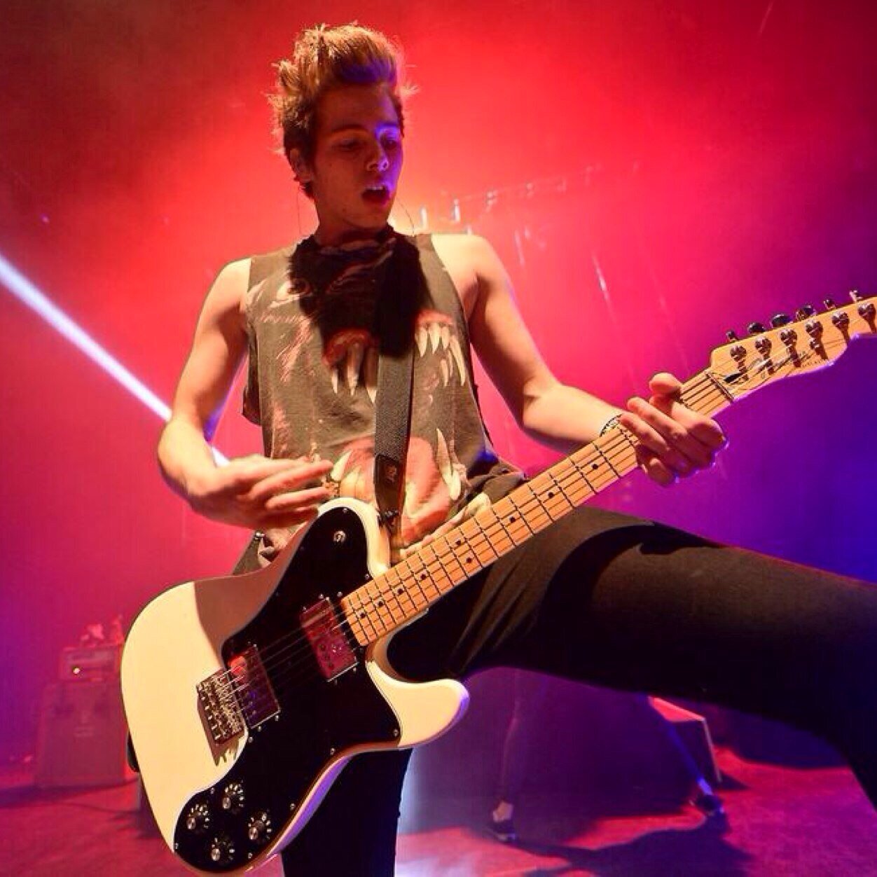 Hello! guys im role-play of Luke Robert Hemmings From @5SOS (Real: @Luke5SOS | News,Facts in my favorites |