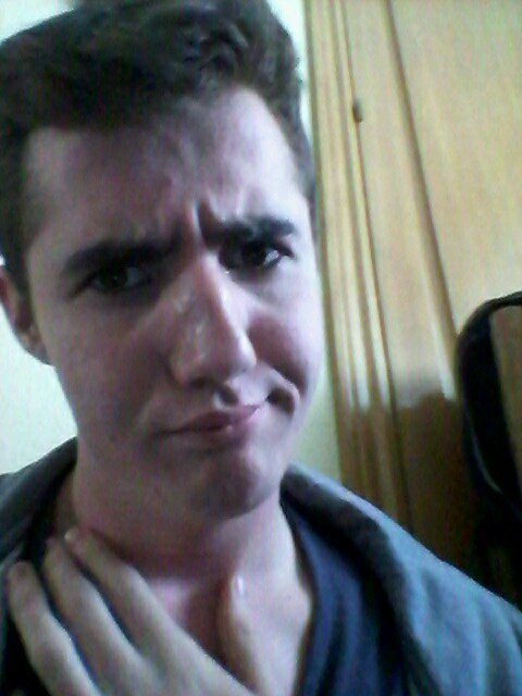 AlbertoAlarcon_'s profile picture. Todos estos tweets los escribí mientras cagaba.