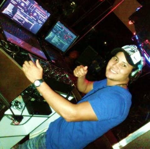 YO NO USO LA MUSICA PARA DESTRUIR,NI PARA COMPETIR,LA USO PARA DIVERTIR EL DJ. ES UN ARTISTA DE LAS MEZCLAS,UN DA VINCI DE LA MUSICA... tlf:02424:6793727