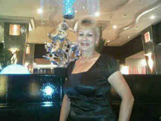 analuzmi's profile picture. 