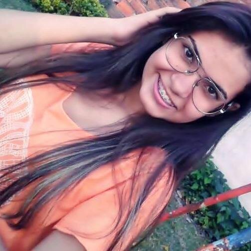 ~* αqelα qeê griitα,
αqelα qeê sente sαudαdes,
　　　αqelα qeê vive sorrindo,
aqelα qeê msm 　　　　　　errαndo tentα αprender.