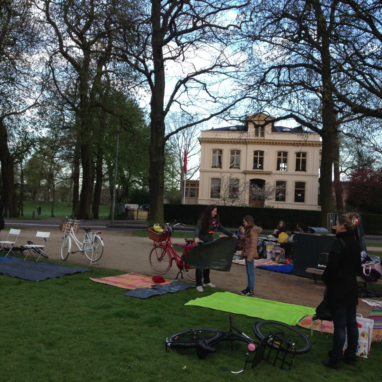 de Haarlemse Koningsdag viering voor gezinnen met o.a. TRoon je Talent, vrijmarkt, foodtrucks en meer