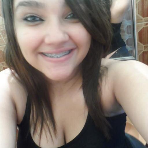 Capricorniana, ciúmenta, tímida, fã da Beyonce, alegre, boba, e acima de tudo FELIZ. ♥